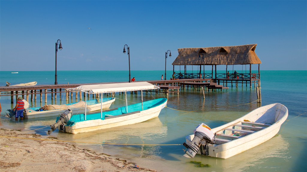 Isla Aguada que incluye una bahía o puerto y vistas generales de la costa