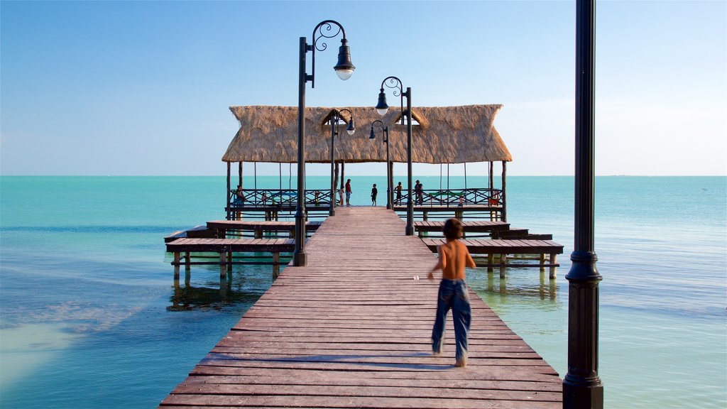 Isla Aguada que incluye vistas generales de la costa y también un niño