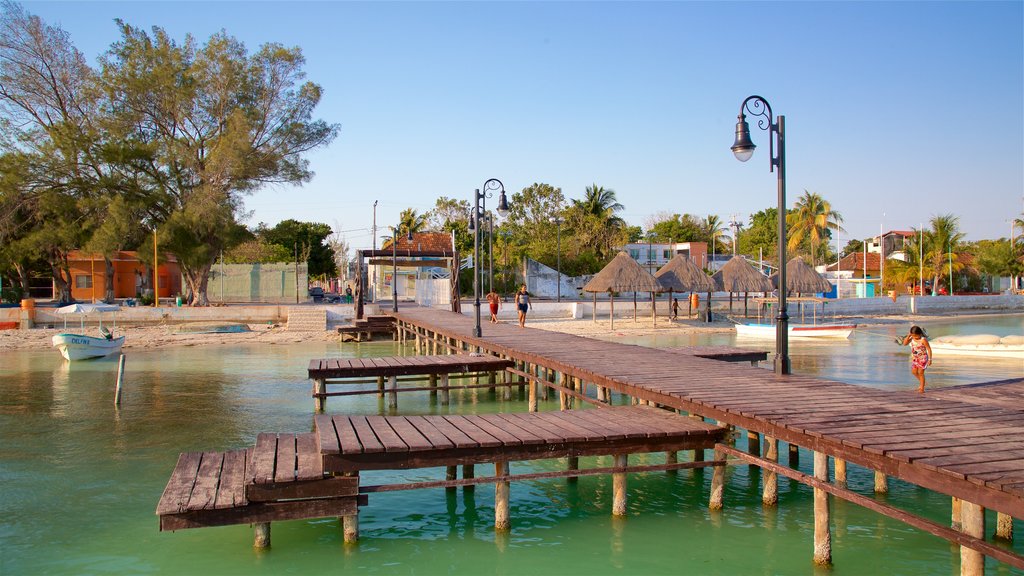 Isla Aguada que incluye una bahía o un puerto