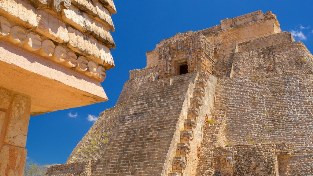 Pirámide del mago ofreciendo patrimonio de arquitectura