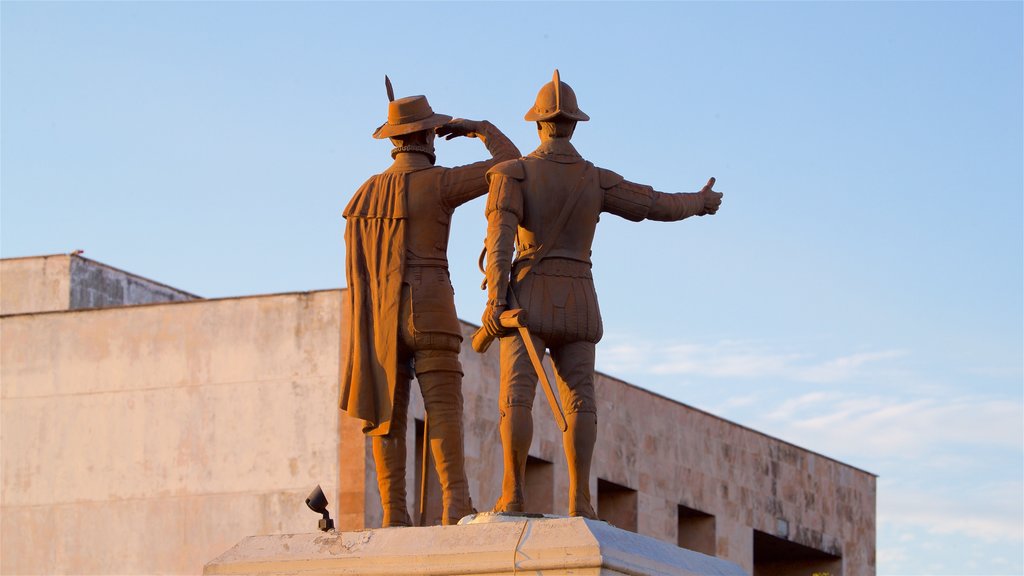 Paseo de Montejo mostrando una estatua o escultura y un atardecer