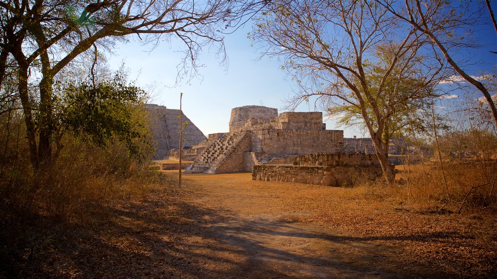 Ruínas Maias de Mayapán que inclui arquitetura de patrimônio