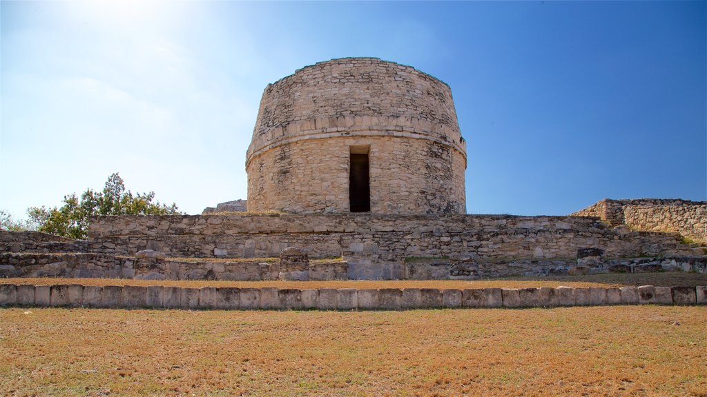 Ruinas mayas de Mayapán que incluye elementos patrimoniales