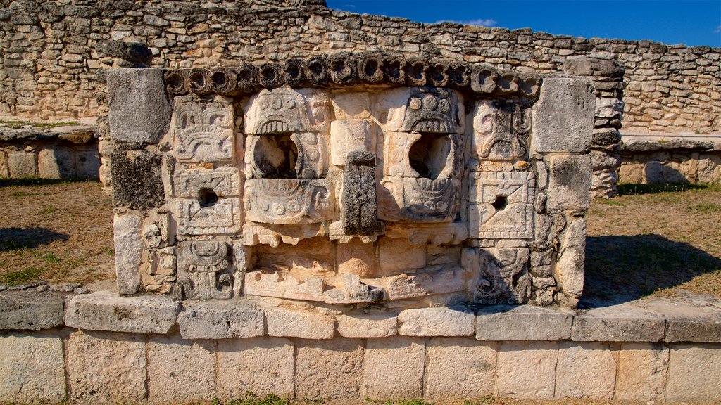 Ruinas mayas de Mayapán que incluye elementos patrimoniales