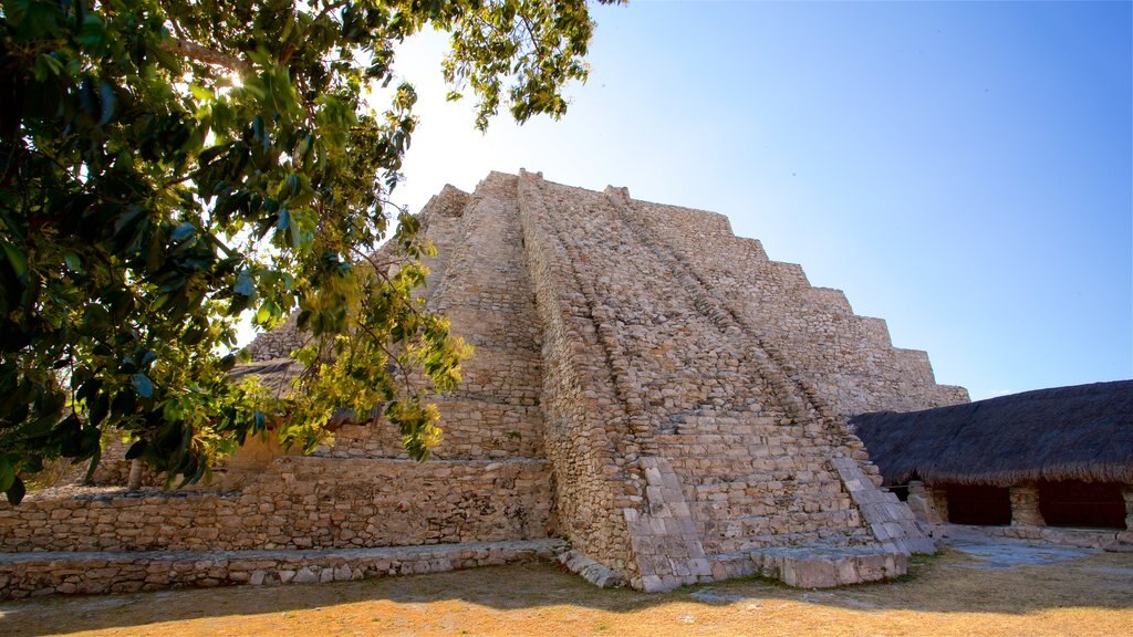 Ruinas mayas de Mayapán ofreciendo patrimonio de arquitectura y una puesta de sol