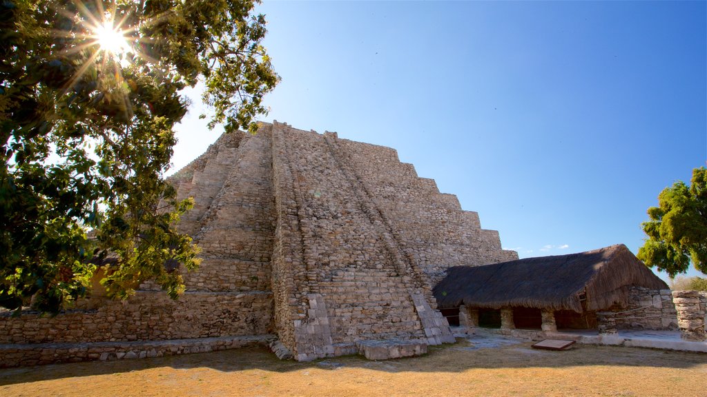 Ruines mayas de Mayapan montrant un coucher de soleil et architecture patrimoniale