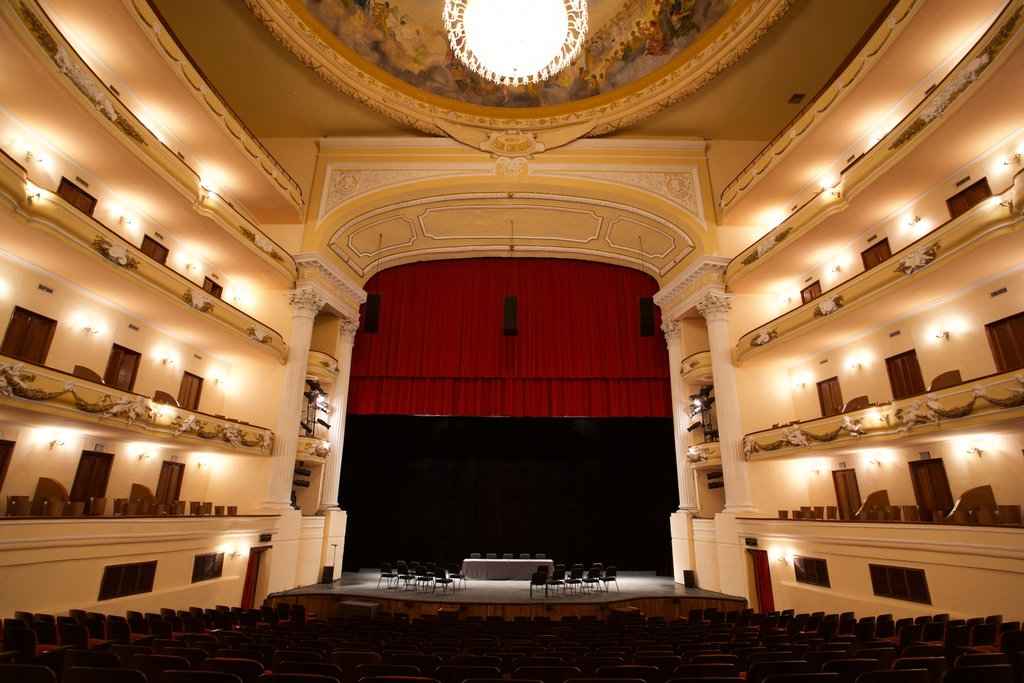 Teatro Peón Contreras mostrando vistas interiores y escenas de teatro