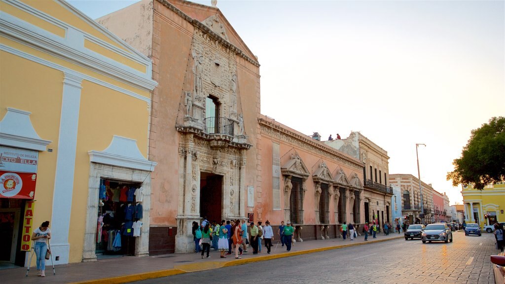 Casa de Montejo mettant en vedette éléments du patrimoine et un coucher de soleil aussi bien que un petit groupe de personnes