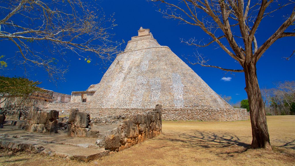 Pirámide del mago que incluye arquitectura patrimonial y ruinas de un edificio