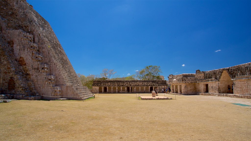 Magikerens pyramide fasiliteter samt historisk arkitektur