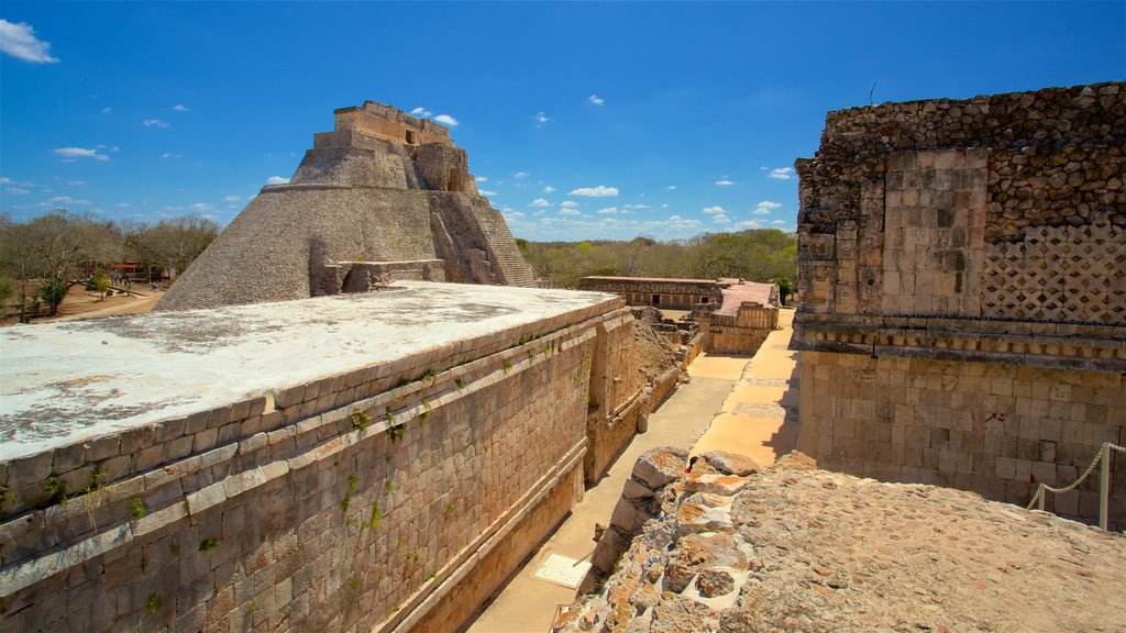 Pirámide del mago que incluye arquitectura patrimonial