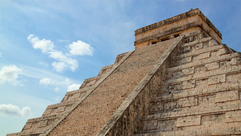 Pirámide de Kukulkán que inclui arquitetura de patrimônio