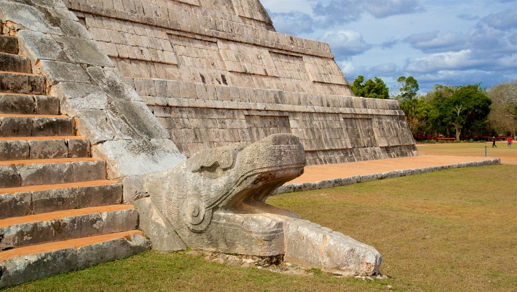 Pyramid of Kukulkan which includes heritage architecture