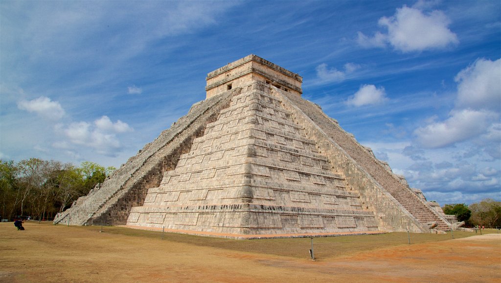 Pirámide de Kukulkán mostrando patrimonio de arquitectura