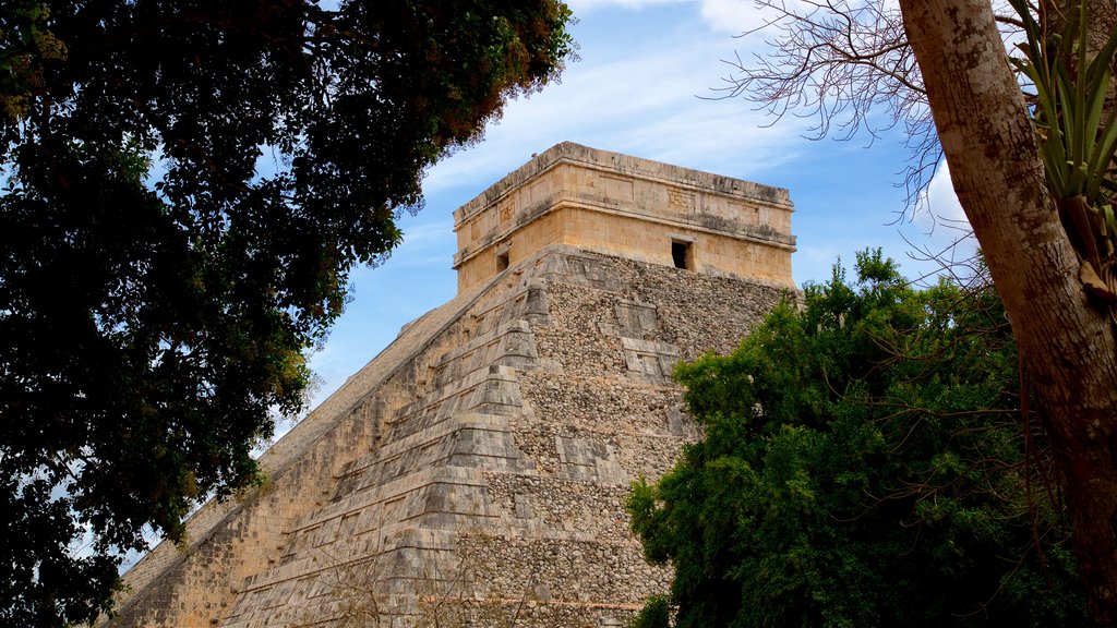 Pirámide de Kukulkán mostrando elementos del patrimonio