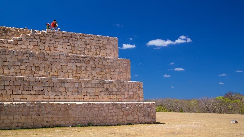 Palacio del Gobernador ofreciendo elementos del patrimonio y escenas tranquilas