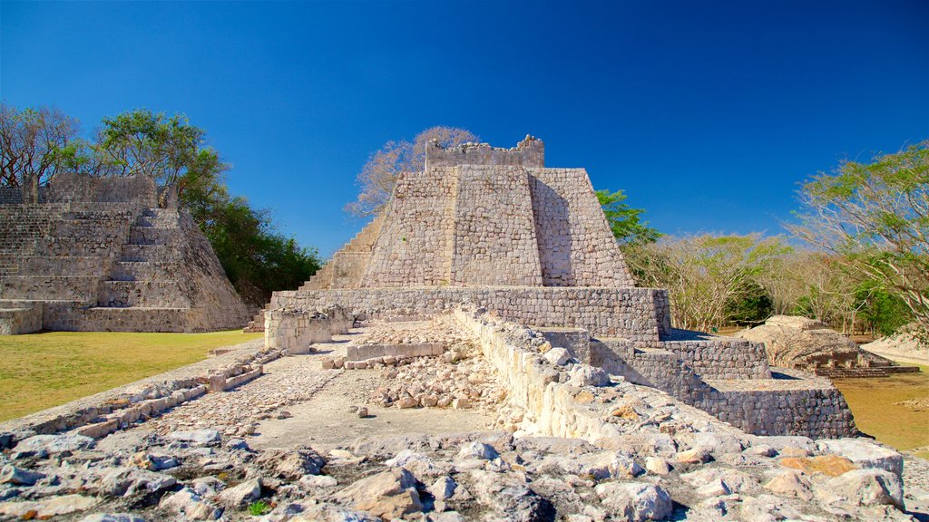 Edzna Ruins which includes building ruins and heritage elements