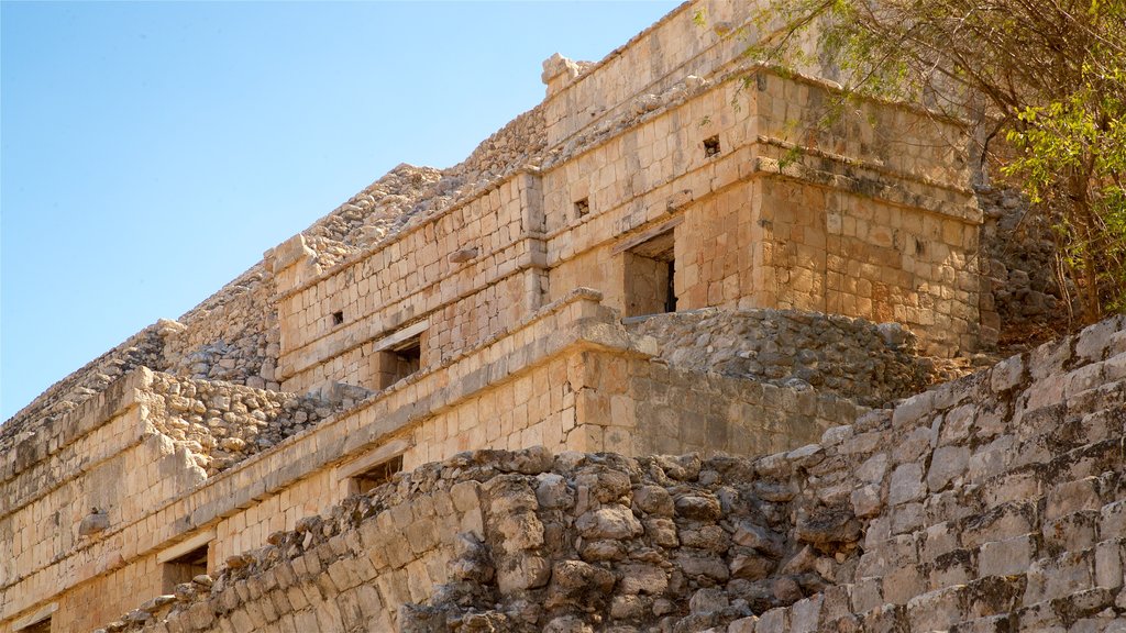 Ruinas de Edzna que incluye elementos del patrimonio