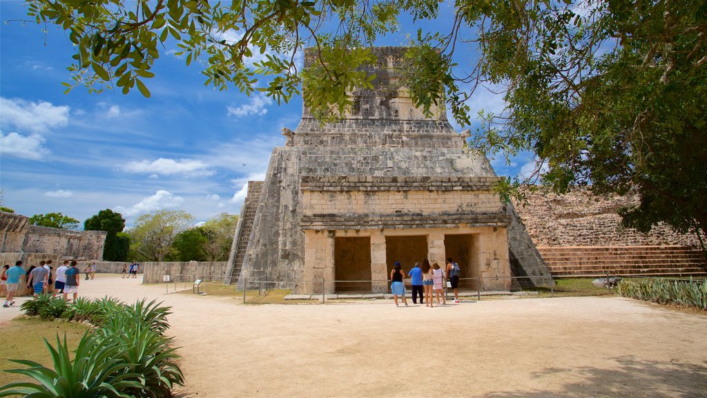 Templo del Barbado & Templo de los Jaguares y Escudos ofreciendo arquitectura patrimonial y también un pequeño grupo de personas