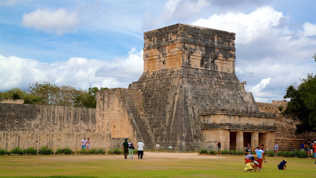 Templo del Barbado & Templo de los Jaguares y Escudos mostrando um jardim e arquitetura de patrimônio assim como um pequeno grupo de pessoas