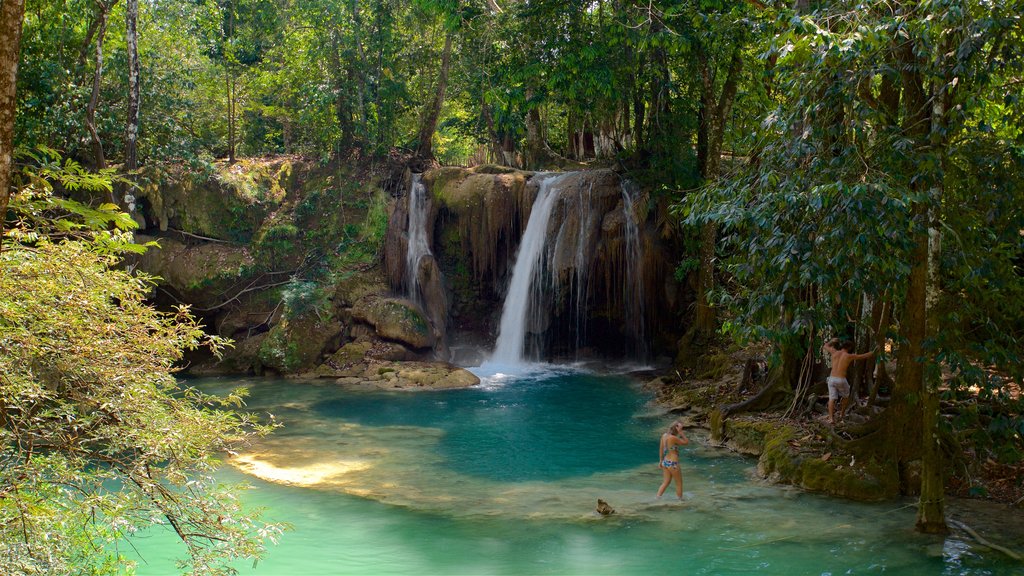 Cascada de Roberto Barrios que inclui uma cascata e um rio ou córrego assim como um casal