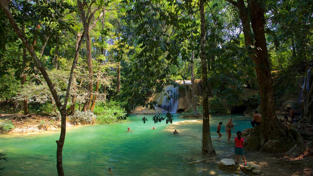 Cascada de Roberto Barrios inclusief een rivier of beek en zwemmen en ook een klein groepje mensen