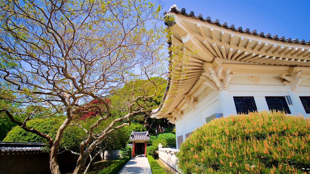 Chungnyeolsa mostrando flores silvestres, elementos de patrimônio e um jardim