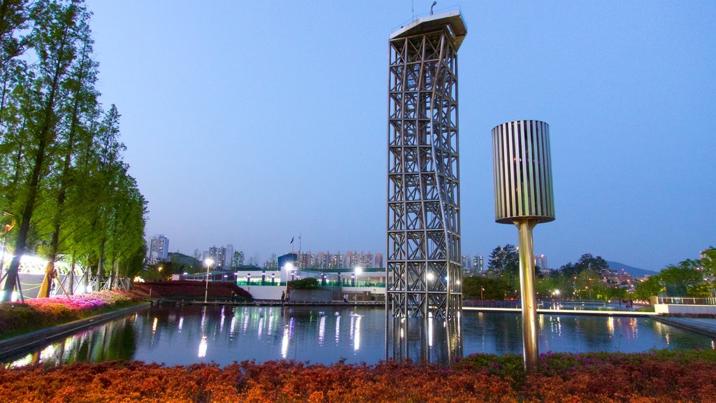 Busanjin showing a lake or waterhole and wild flowers