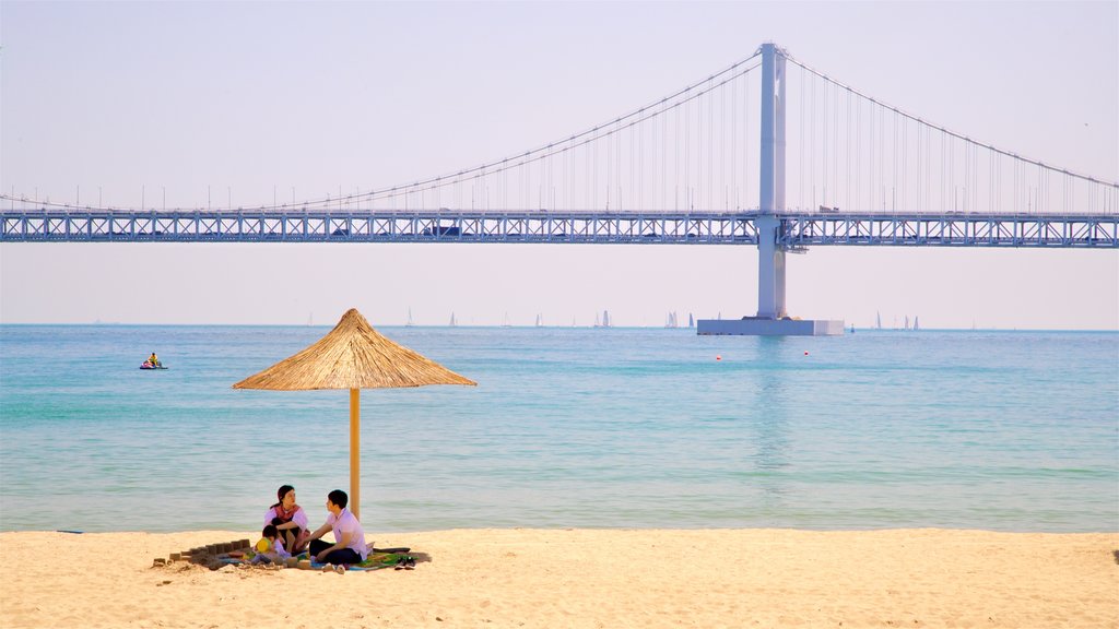 Gwangalli Beach presenterar kustutsikter, en strand och en bro