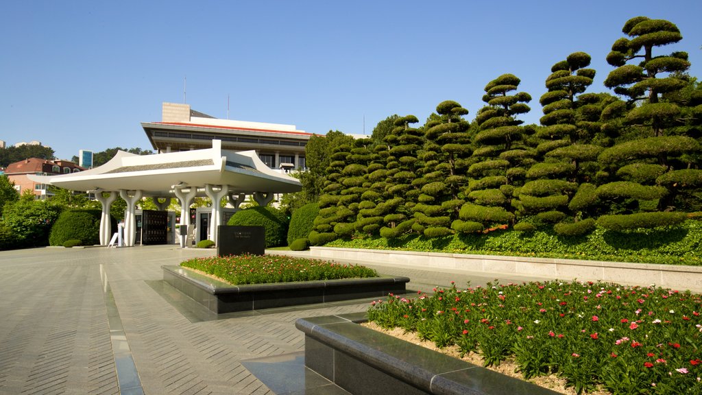 UN Memorial Cemetery featuring a park and flowers