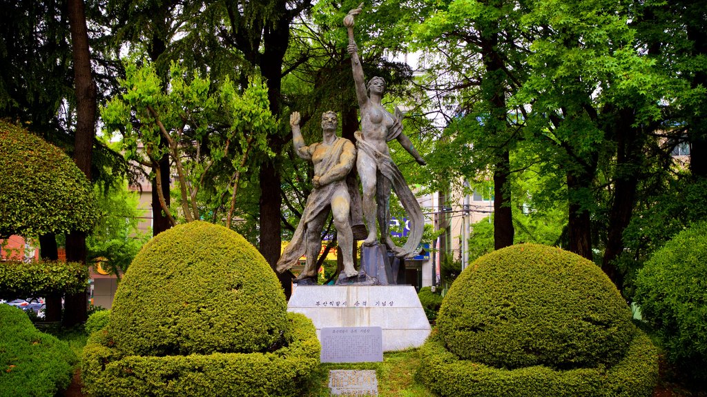 Museo de Busan ofreciendo elementos patrimoniales, un parque y una estatua o escultura