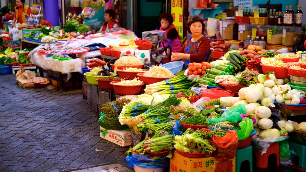 Mercado de Gukje que inclui comida e mercados assim como uma mulher sozinha