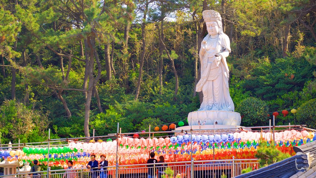 Templo de Haedong Yonggung ofreciendo elementos patrimoniales y también un pequeño grupo de personas