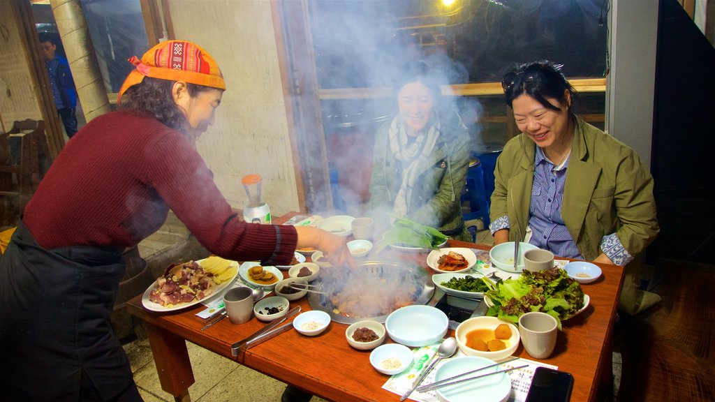 Gangneung que inclui vistas internas e comida assim como um pequeno grupo de pessoas