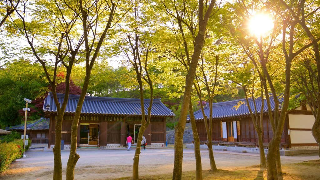 Casa de Gangneung Seongyojang que incluye elementos del patrimonio y una puesta de sol