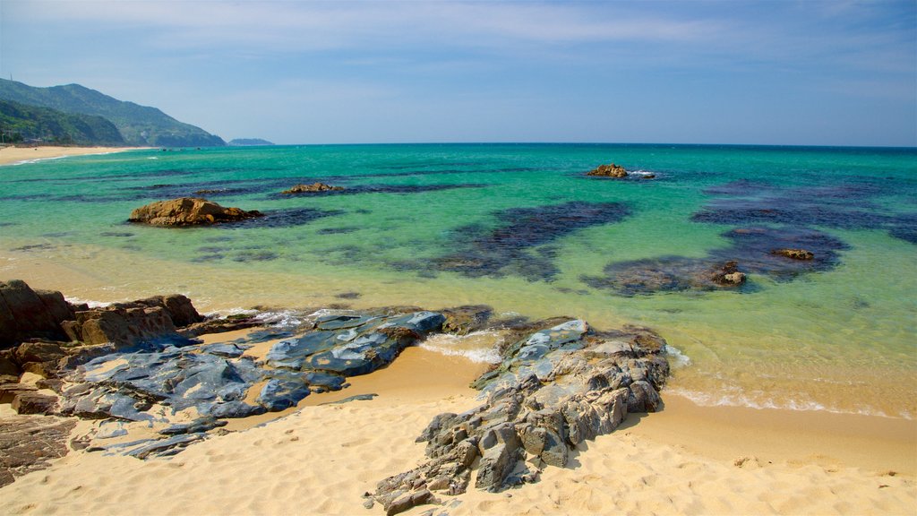 Playa de Jeongdongjin que incluye una playa de arena, costa rocosa y vista general a la costa