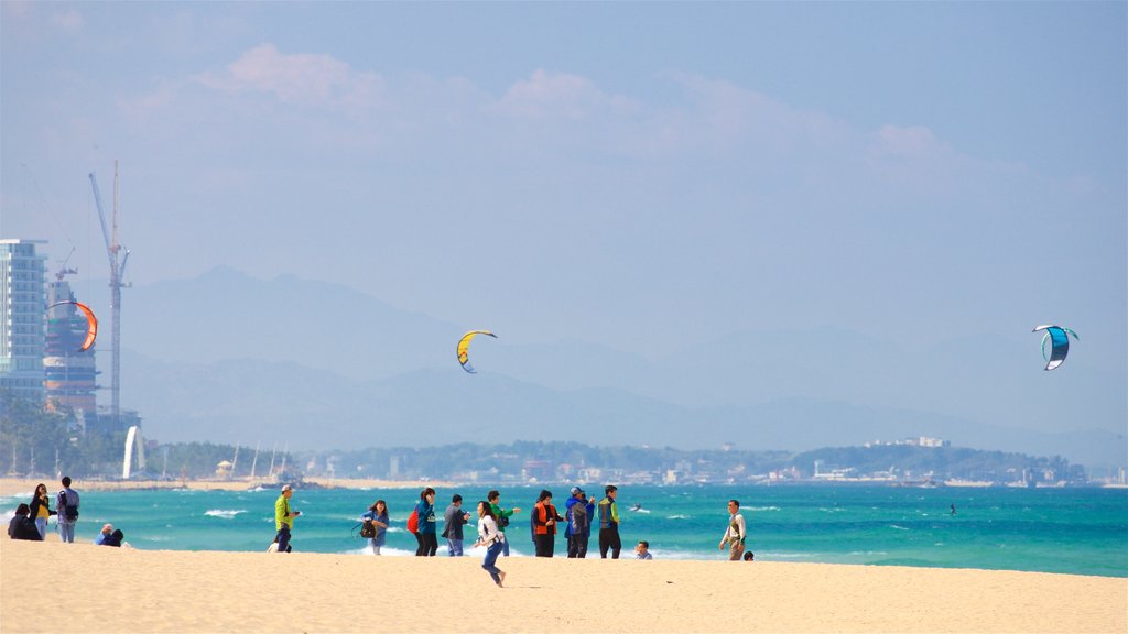 Playa Anmok ofreciendo una playa de arena y vistas generales de la costa y también un pequeño grupo de personas