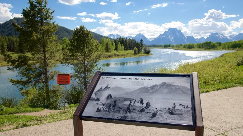 Oxbow Bend mostrando señalización y un río o arroyo