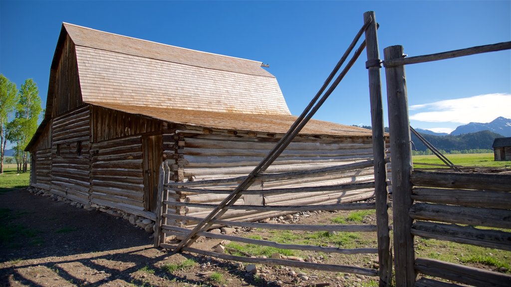 Distrito histórico de Mormon Row mostrando granja y elementos patrimoniales