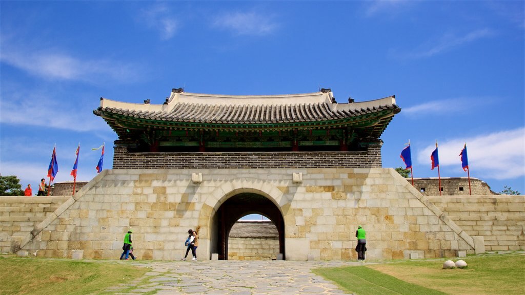 Puerta Changnyongmun ofreciendo un jardín y patrimonio de arquitectura