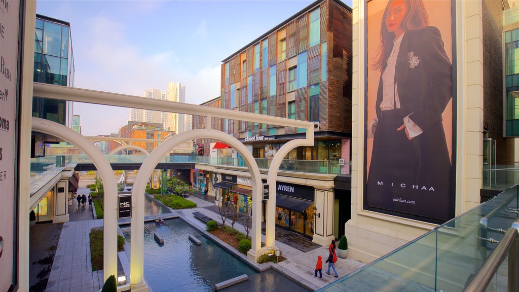 NC Cube Canal Walk which includes signage, a fountain and a city