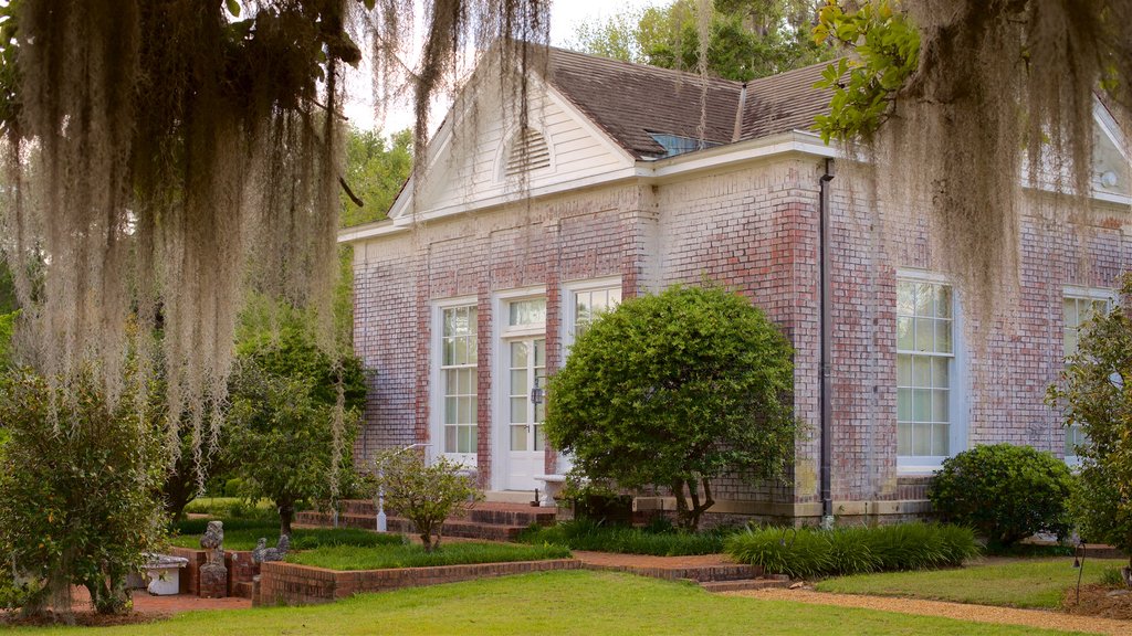 Pebble Hill Plantation showing a garden and a house