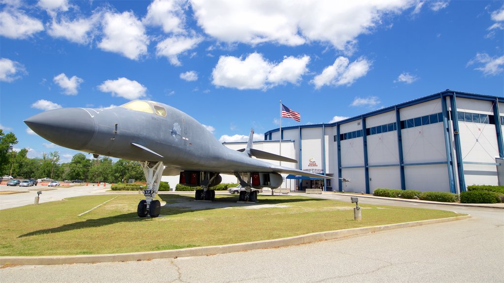 Warner Robins Museum of Aviation caracterizando itens militares e elementos de patrimônio