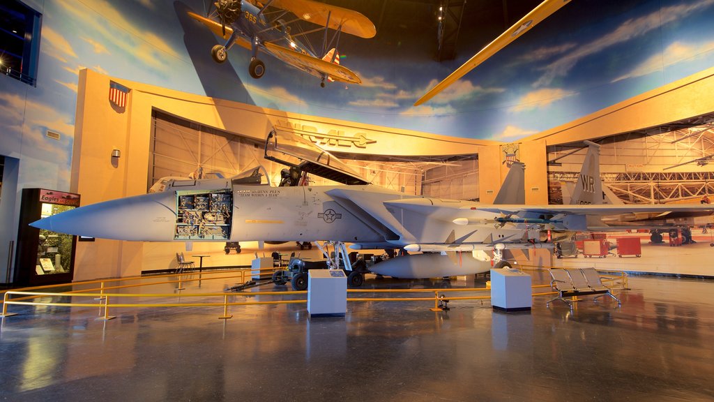 Museo de aviación Warner Robins que incluye elementos del patrimonio, vistas interiores y artículos militares