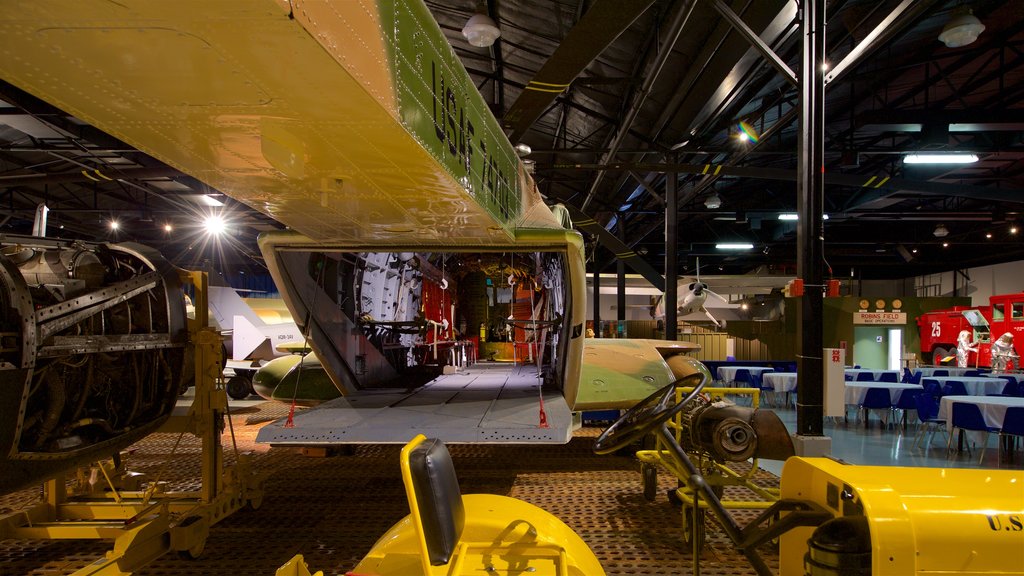 Museo de aviación Warner Robins que incluye artículos militares, vistas interiores y elementos del patrimonio