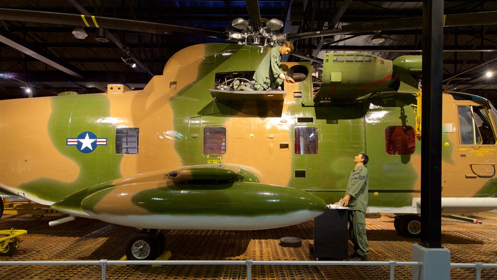 Warner Robins Museum of Aviation que inclui itens militares, elementos de patrimônio e vistas internas