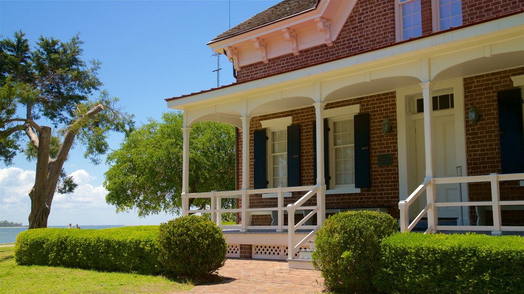 St. Simons Lighthouse Museum showing a house