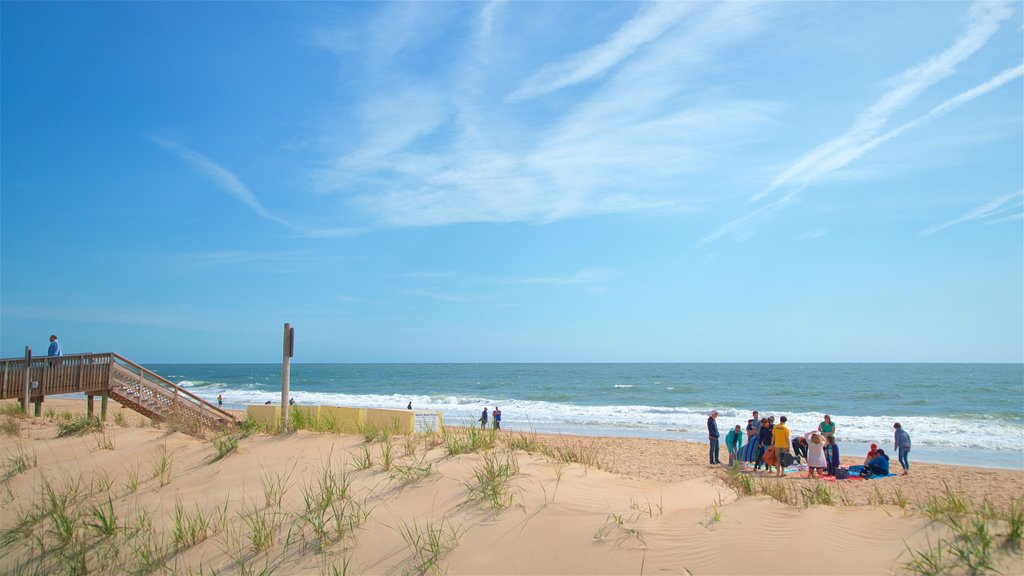 Bethany Beach que incluye una playa y vista general a la costa y también un pequeño grupo de personas