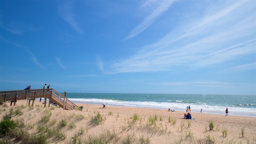 Bethany Beach ofreciendo vista general a la costa y una playa y también un pequeño grupo de personas