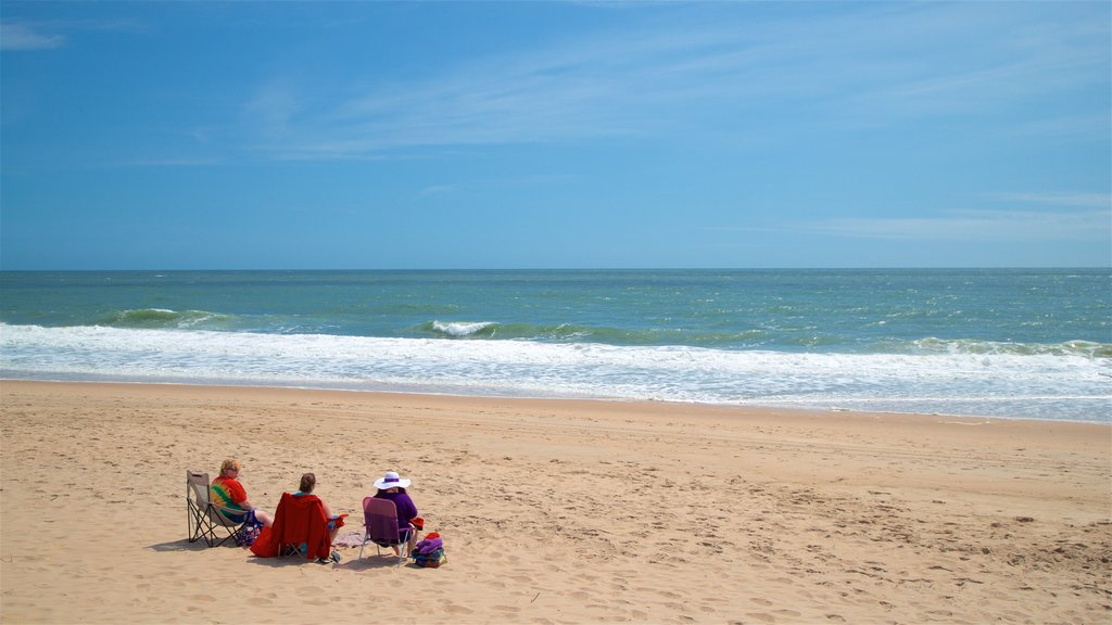 Bethany Beach montrant plage de sable et vues littorales aussi bien que petit groupe de personnes